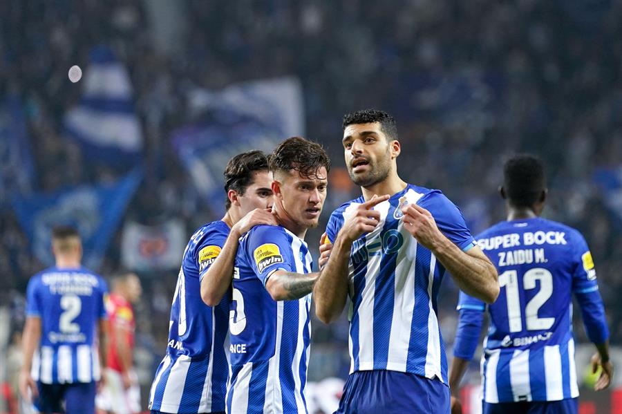 Porto venció a Benfica en el clásico y alcanzó a Sporting de Lisboa en la cima