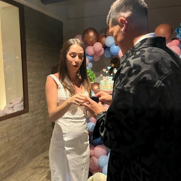 Enzo Roco conoció el género de su bebé y pidió matrimonio en la víspera del 2022