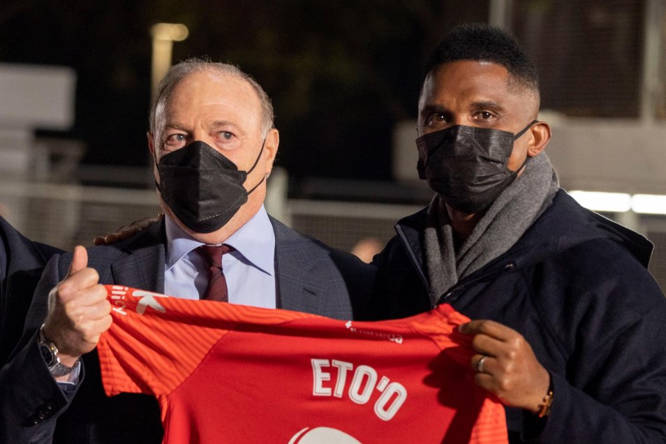 Mallorca realizó un mural en honor a Samuel Eto’o y lo presentó en la previa del duelo con Barcelona
