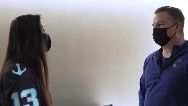 ¡Le salvó la vida! Fanática detectó cáncer a un entrenador en pleno partido