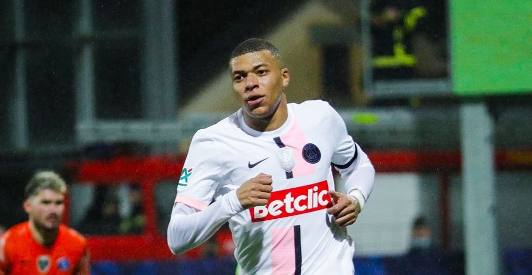 Kylian Mbappé anotó un triplete en goleada de PSG en la Copa de Francia