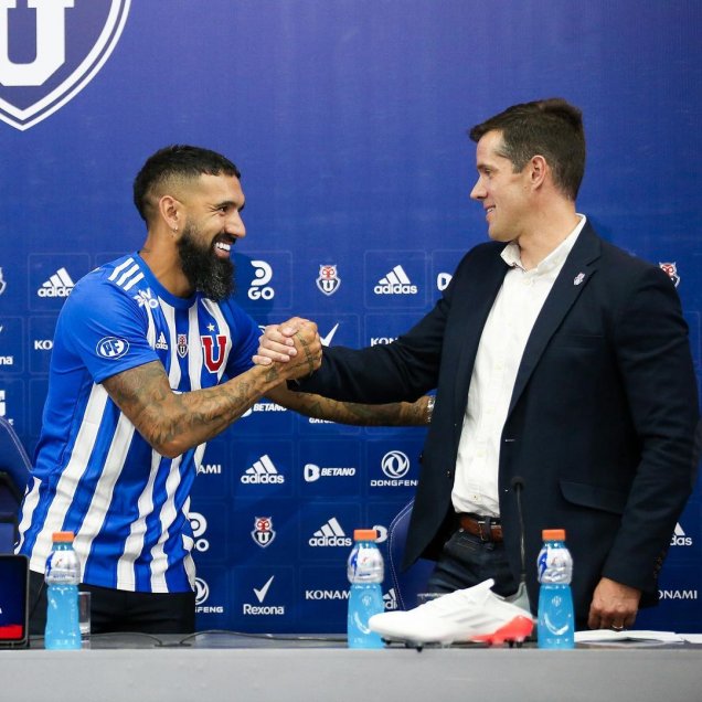 Ronnie Fernández fue presentado en la U y posó con nueva camiseta