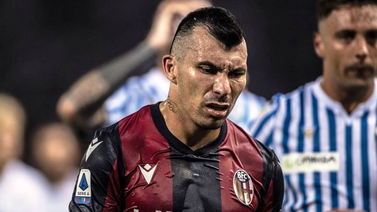¡Malas noticias para la Roja! Bologna informó que Gary Medel dio positivo por Covid-19