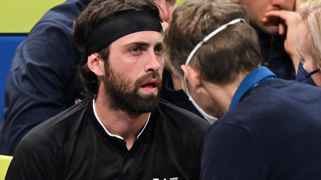 Nikoloz Basilashvili se retiró de su partido con Tsitsipas por problemas respiratorios