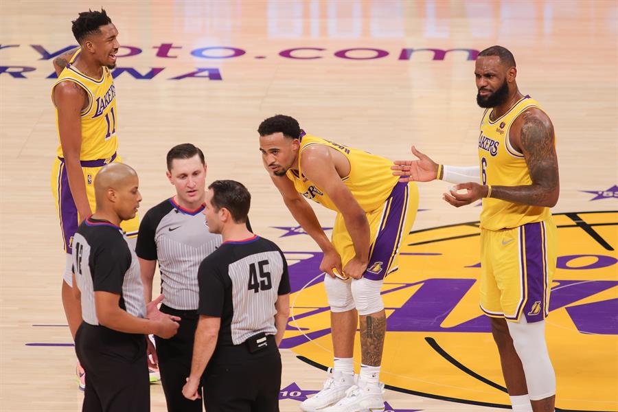 LeBron James y Malik Monk rescataron a Los Angeles Lakers ante Sacramento Kings