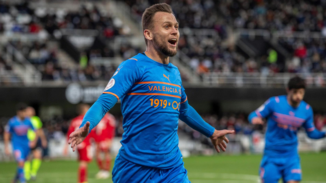 Valencia ganó en los descuentos y avanzó en la Copa del Rey