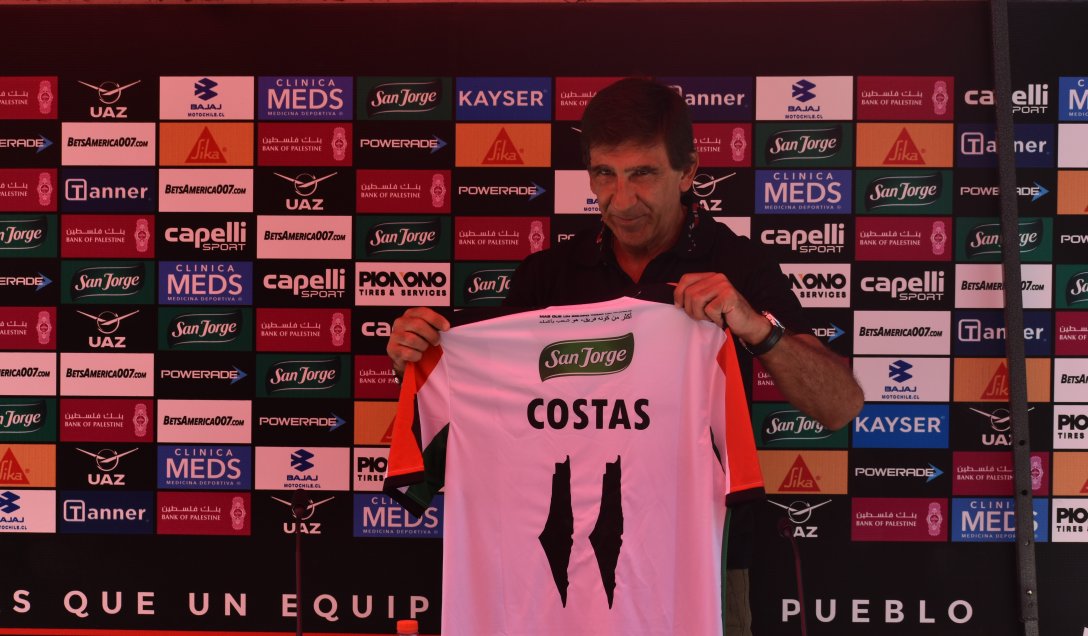 La presentación de Gustavo Costas como DT de Palestino en el Municipal de La Cisterna