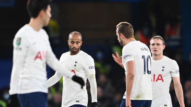 El insólito autogol de Tottenham ante Chelsea en la primera semifinal de la Copa de la Liga inglesa