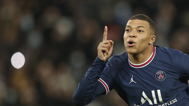 Presidente Macron llenó de elogios a Kylian Mbappé por su compromiso con la vacunación