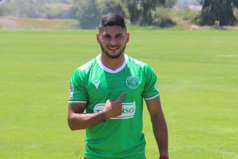 El paraguayo Luis Riveros posó con la nueva camiseta de Audax Italiano para la temporada 2022