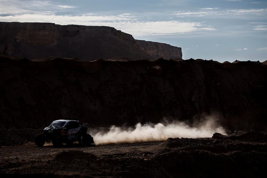 Francisco “Chaleco” López fue tercero en la sexta etapa y sigue líder en prototipos ligeros del Dakar