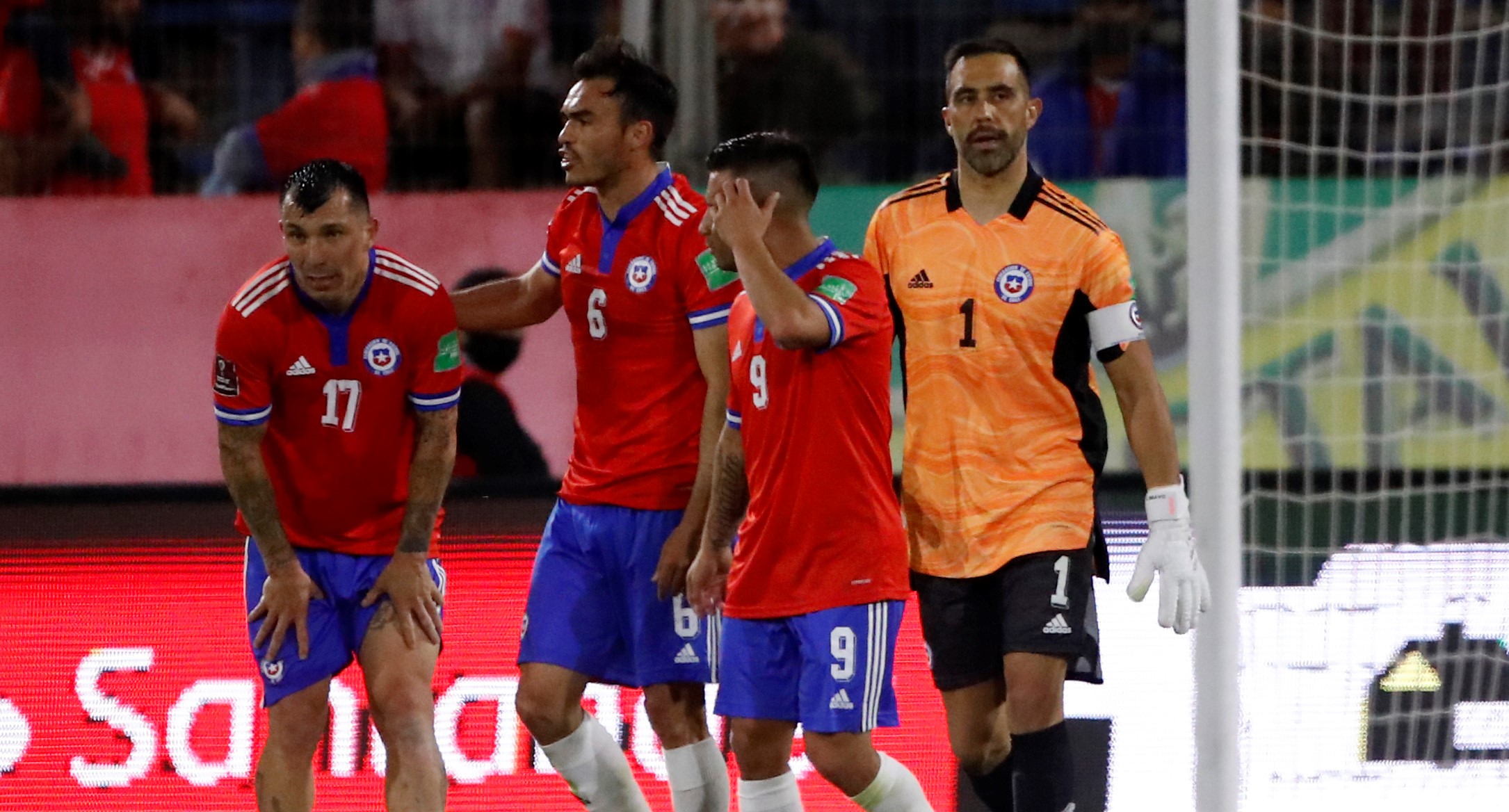 ¡Malísima para La Roja! Arturo Vidal fue castigado con tres fechas por agresión en duelo contra Ecuador