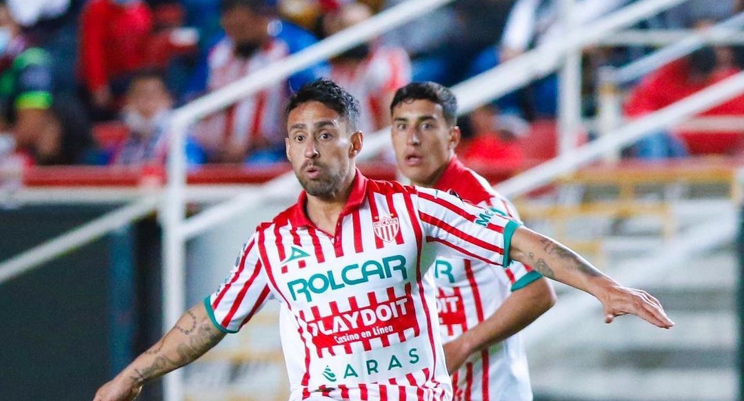 Jorge Valdivia, Nicolás Castillo y Angelo Araos sufrieron en derrota de Necaxa en el debut por la liga mexicana