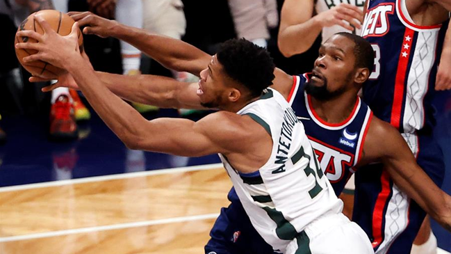Antetokounmpo se impuso ante Durant y Harden en triunfo de Milwaukee Bucks en Brooklyn