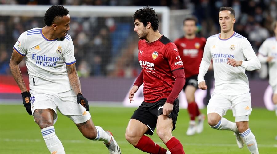 Real Madrid y Valencia se miden por la liga española