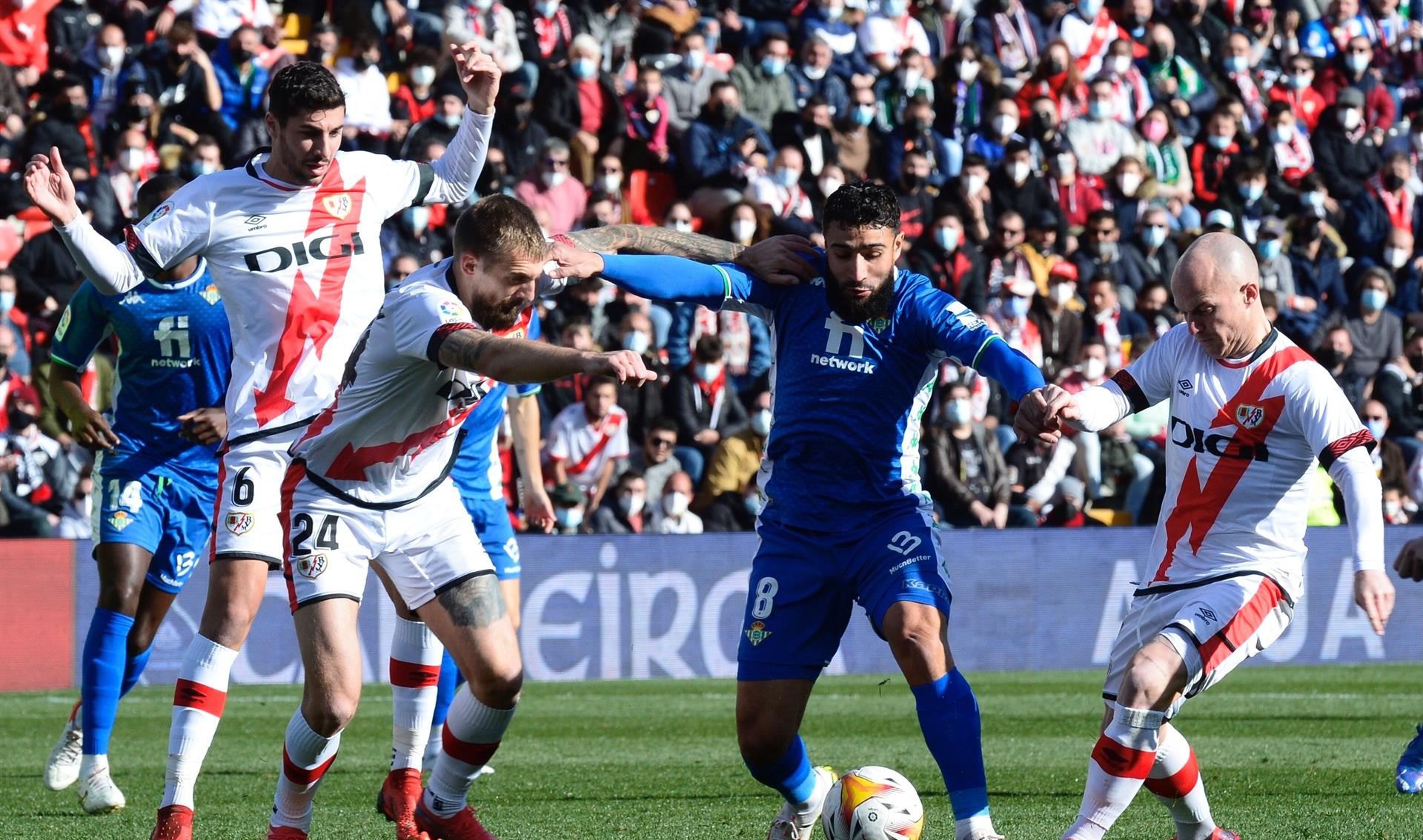Real Betis de Manuel Pellegrini rescató un empate en polémico duelo con Rayo Vallecano