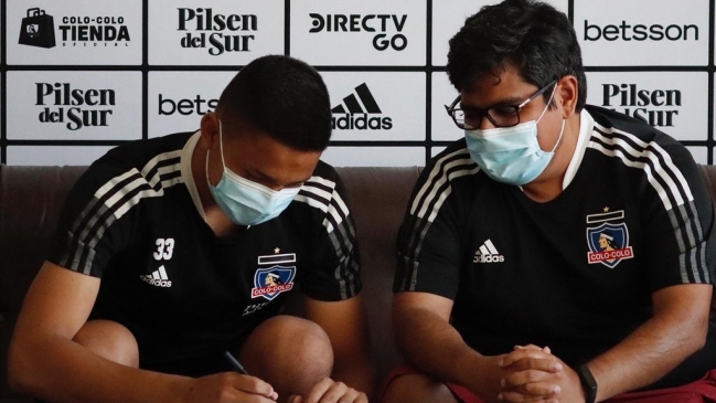 Arquero Eduardo Villanueva firmó su primer contrato profesional con Colo Colo