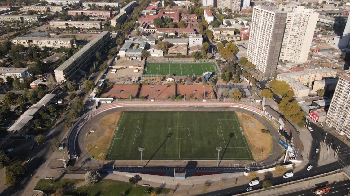 Con pasto sintético y mejoras en la iluminación: Así luce el renovado Estadio Usach