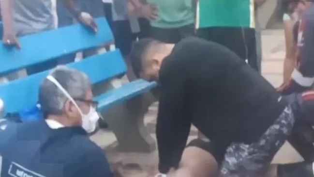 Jugador de 17 años murió en presencia de su padre mientras daba prueba para quedar en un club