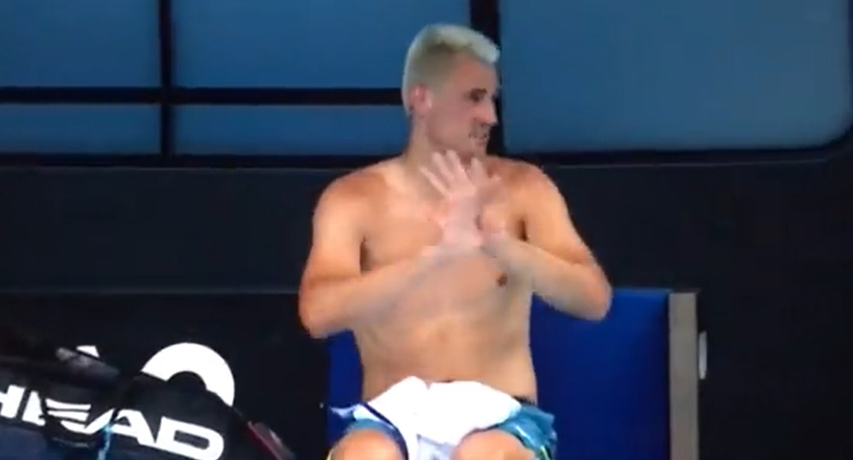 Tenista aseguró tener Covid-19 en pleno duelo del Australian Open y se quejó por los testeos