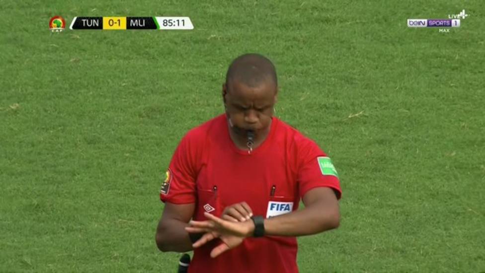 ¡Insólito! Arbitro terminó un partido cinco minutos antes en la Copa Africana de Naciones