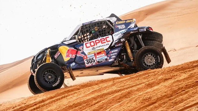 “Chaleco” López sufrió problemas con su vehículo pero mantuvo la punta del Dakar