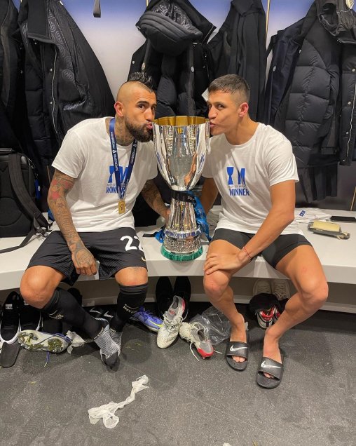“Otra más hermanito”: Arturo Vidal y Alexis Sánchez lucieron nuevo trofeo conseguido juntos