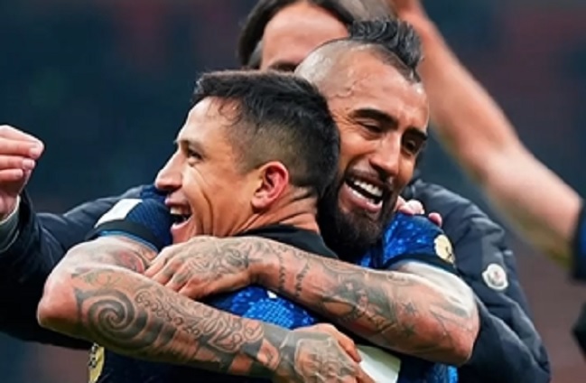 Arturo Vidal celebró con fraternal abrazo junto a Alexis Sánchez tras ganar la Supercopa de Italia