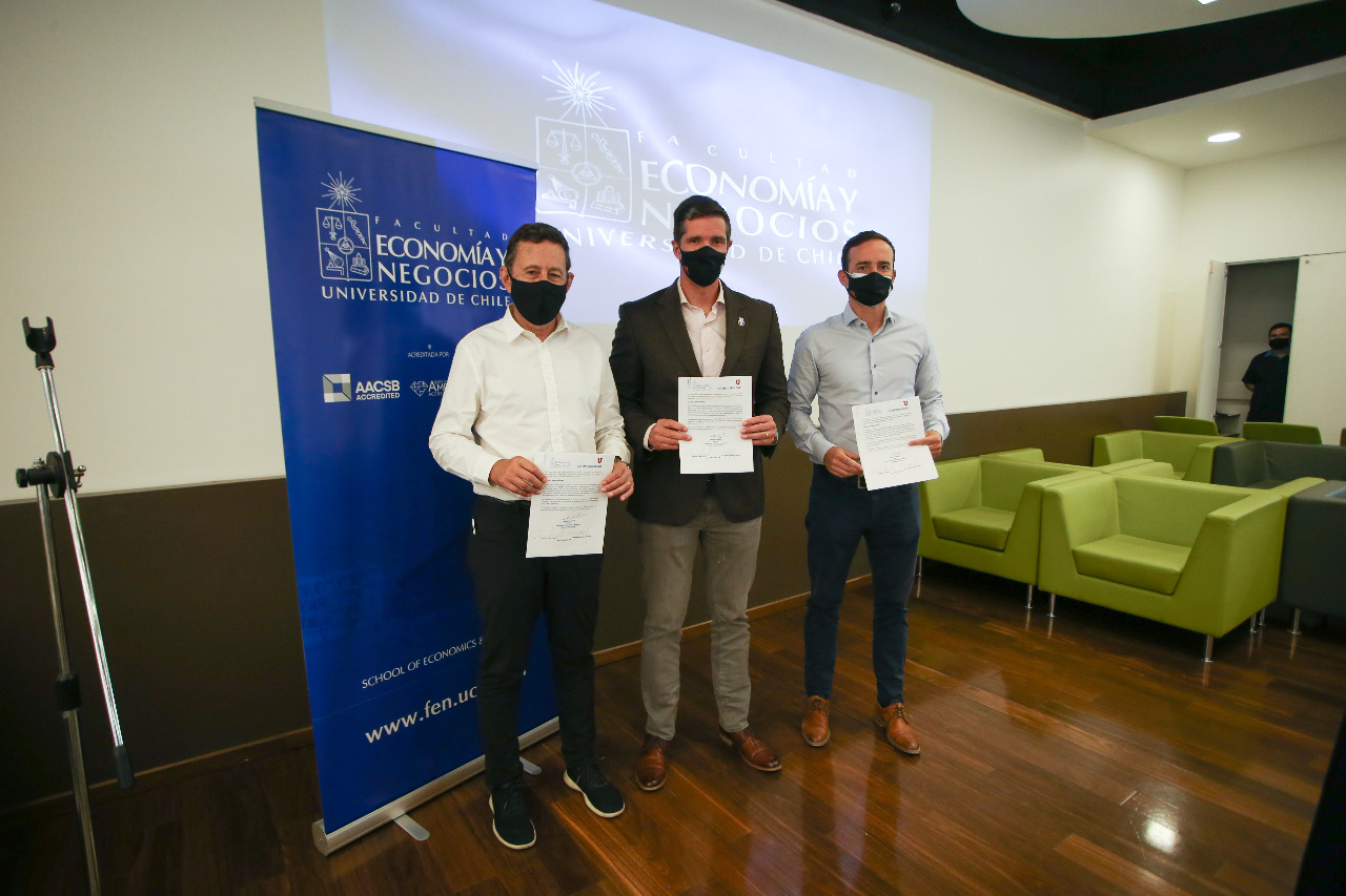 Con escuela de fútbol infantil y beneficios para jugadores: La U extendió cooperación con la casa de estudios