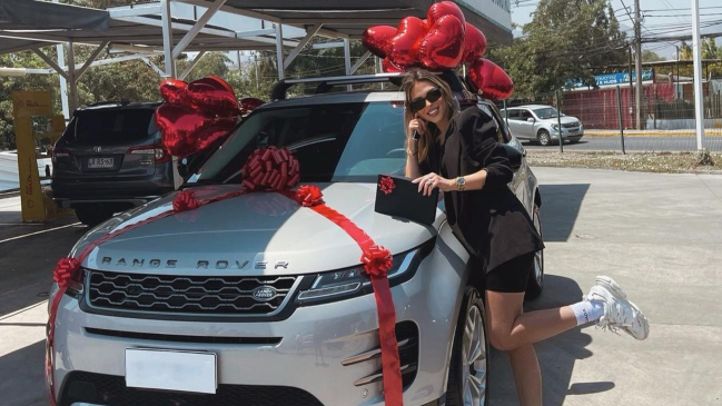 ¡Se lució! Junior Fernandes sorprendió a su esposa con un automóvil de regalo