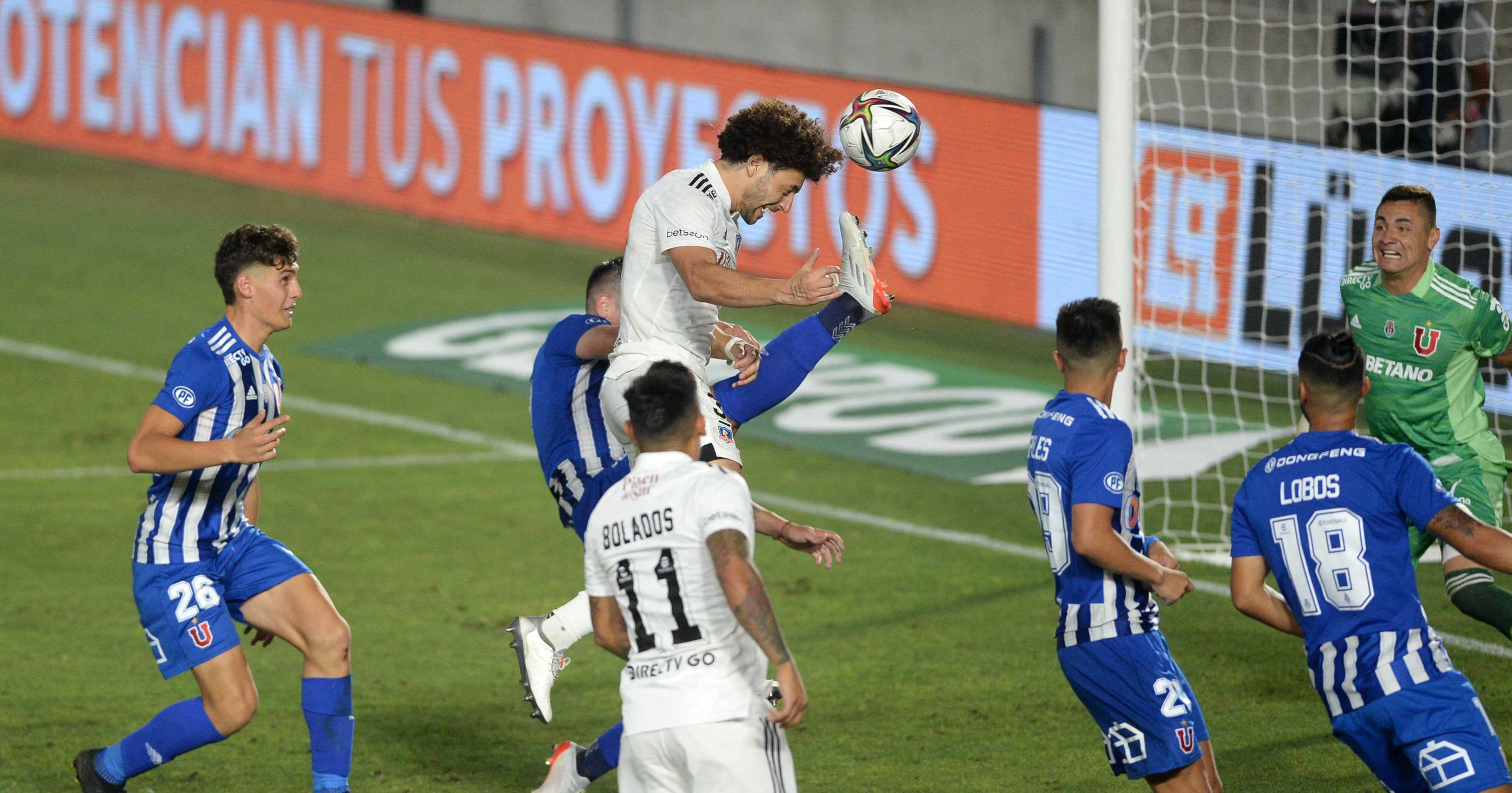 Maximiliano Falcón aumentó con un cabezazo la ventaja de Colo Colo en el Superclásico