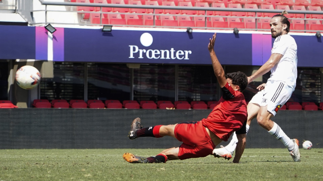 ¡Encendido! El golazo de Christian Santos para darle el triunfo a Colo Colo contra Estudiantes
