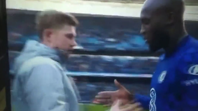 Hinchas de Chelsea criticaron a Lukaku por saludar a De Bruyne tras derrota ante Manchester City