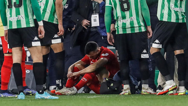 Clásico entre Betis y Sevilla fue detenido por un proyectil que impactó a Joan Jordán