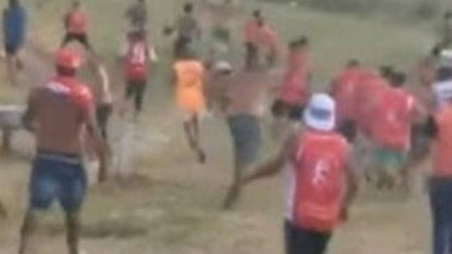 Hinchas de Independiente desalojaron a manifestantes de una carretera