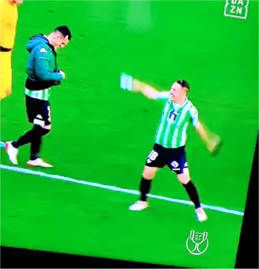 Andrés Guardado se burló de jugador de Sevilla que recibió un proyectil en la cabeza