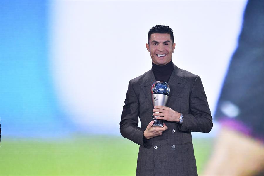 Cristiano Ronaldo recibió premio especial en The Best por récord de goles con selecciones