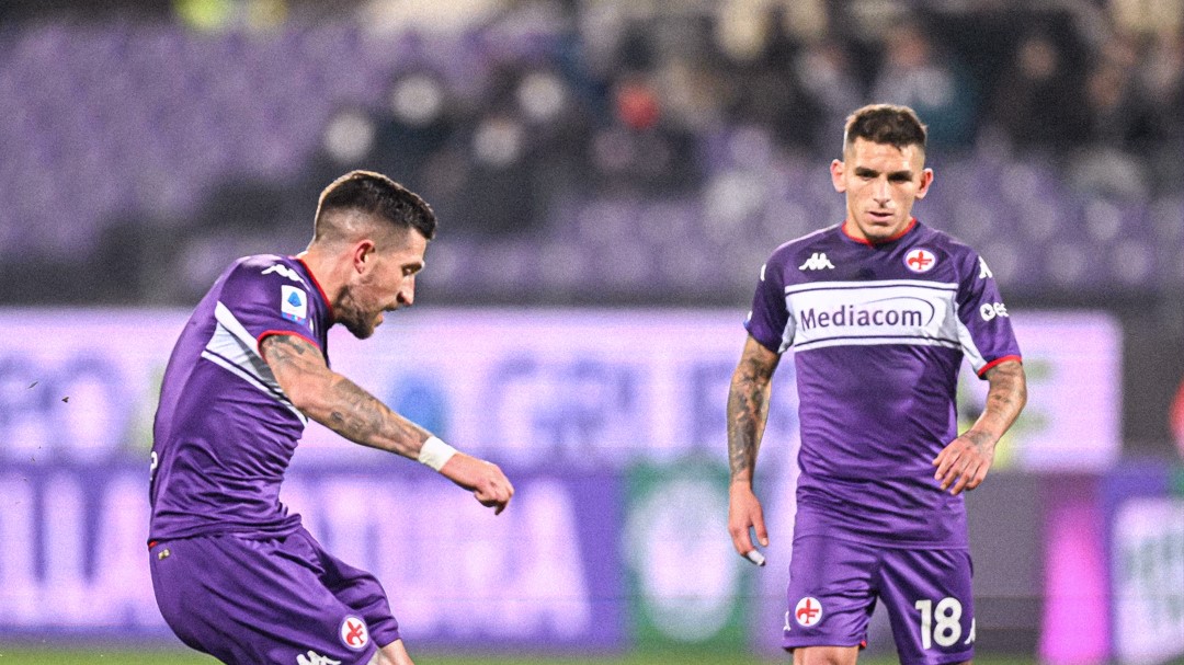 Cristiano Biraghi anotó dos golazos de tiro libre en goleada tenística de Fiorentina a Genoa