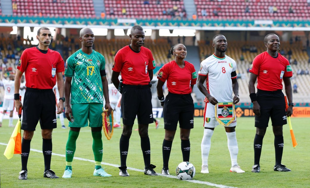Salima Mukasanga hizo historia al ser la primera mujer en arbitrar un partido de la Copa de África