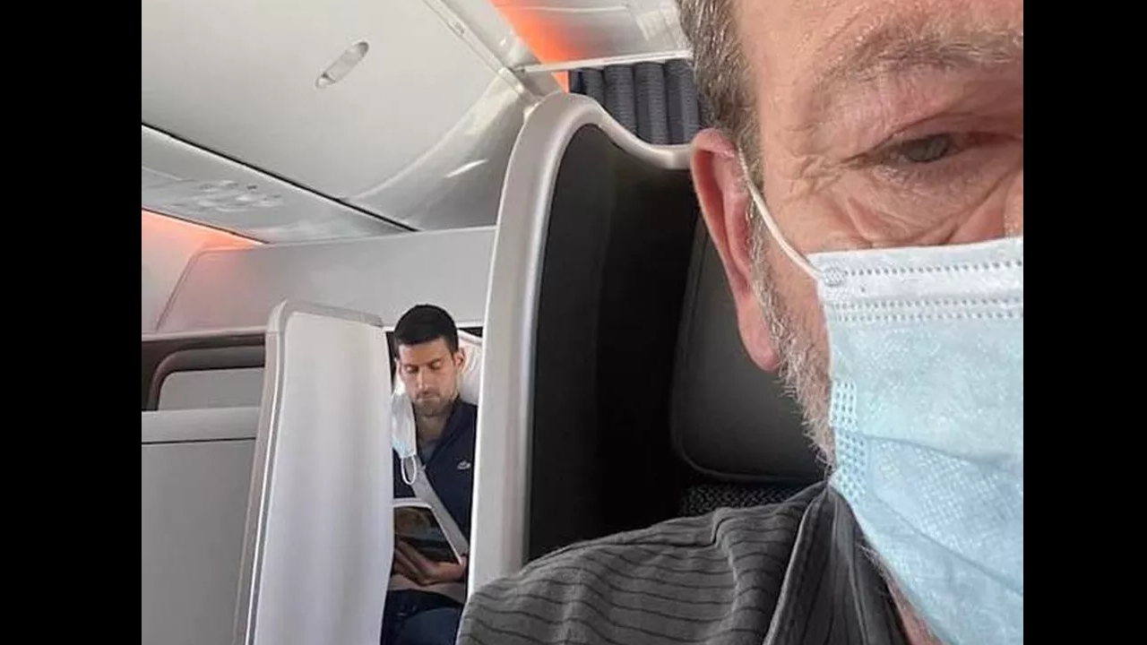 Sigue sumando controversias: Captaron a Novak Djokovic sin mascarilla en el avión rumbo a Serbia