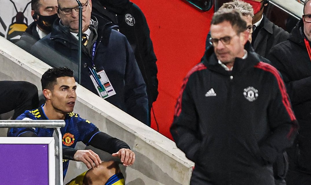 Cristiano Ronaldo salió molesto tras ser sustituido en triunfo de Manchester United ante Brentford