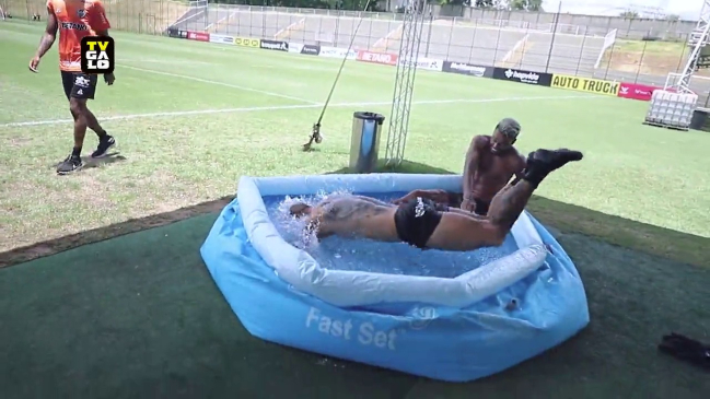 Vargas fue provocado por sus compañeros a tirarse a una piscina con hielo: “No tiene huevos”