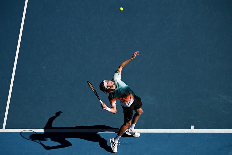 Stefanos Tsitsipas accedió a octavos en Australia tras frenar a Benoit Paire