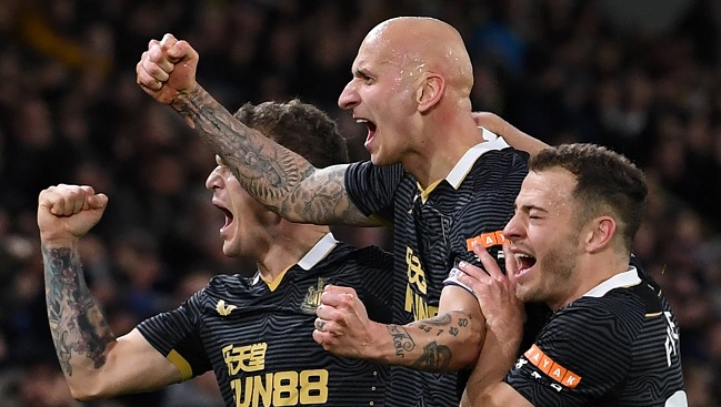 Jonjo Shelvey marcó de tiro libre y amargó a Leeds de Marcelo Bielsa ante Newcastle