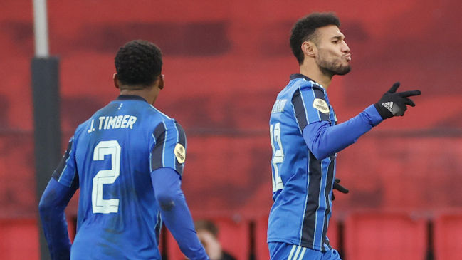 Ajax derrotó en el clásico a PSV gracias a un golazo de Noussair Mazraoui