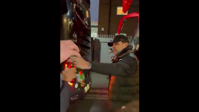 Jurgen Klopp regaló cervezas a hinchas de Liverpool tras triunfo sobre Crystal Palace