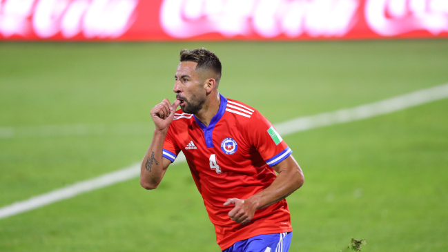 Mauricio Isla desató alarmas en La Roja por problemas físicos y es duda para la doble fecha