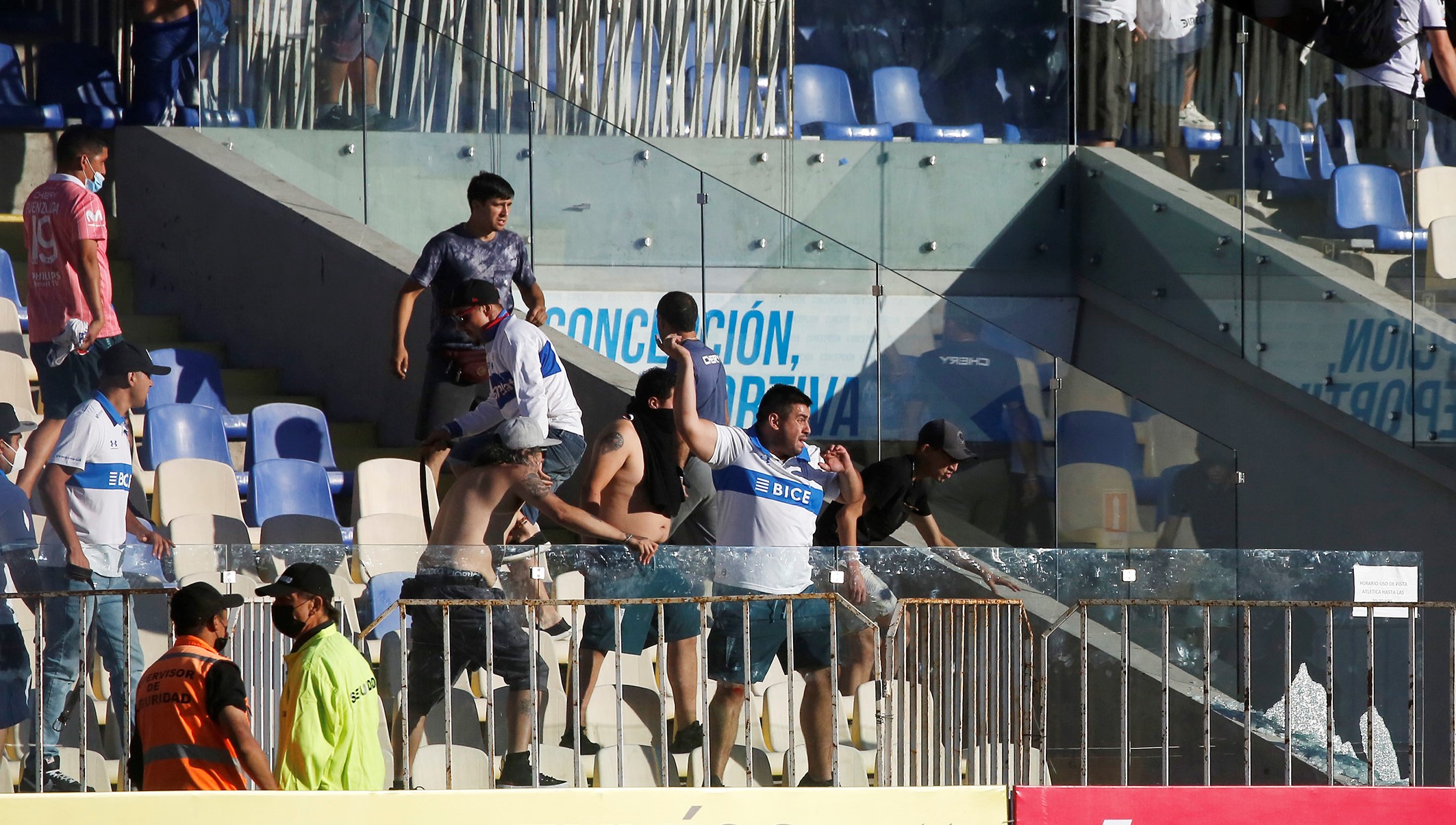 Un fanático de la UC fue apuñalado en medio de enfrentamientos entre barristas