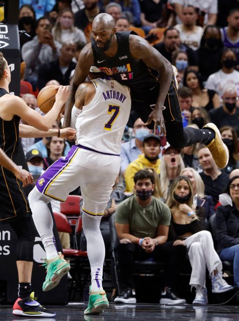 Miami Heat venció a unos erráticos Lakers y se mantuvo como líder en el Este