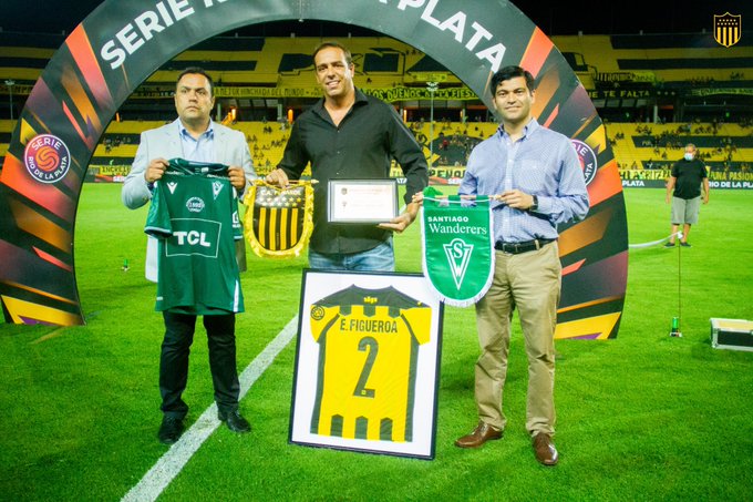 Elías Figueroa fue homenajeado previo al amistoso entre Peñarol y Santiago Wanderers